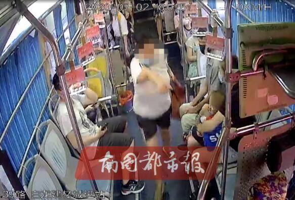 公交车上视频,一瞥公交车上视频中的城市生活