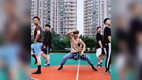 男生蒙古舞视频,男生风采演绎草原豪情