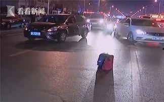 车撞小孩视频,车撞小孩事故现场惊心动魄