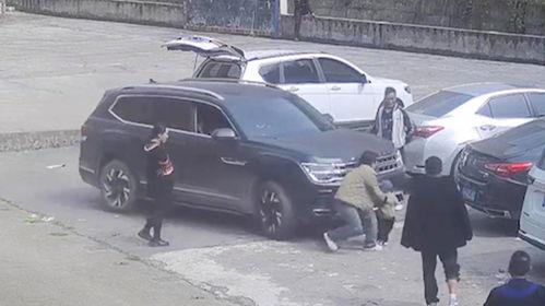 车撞小孩视频,车撞小孩事故现场惊心动魄