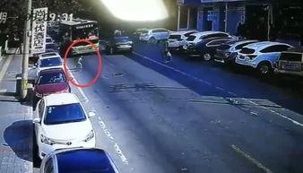 车撞小孩视频,车撞小孩事故现场惊心动魄