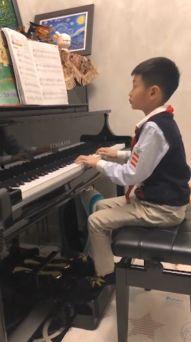 小孩弹钢琴视频,小琴童的钢琴演奏之旅