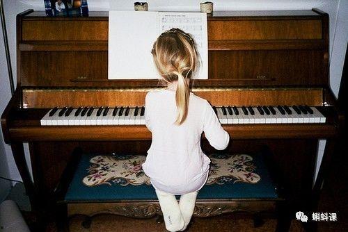 小孩弹钢琴视频,小琴童的钢琴演奏之旅