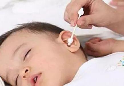 小孩掏耳朵视频,小手掏耳朵，萌态十足瞬间