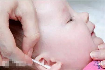 小孩掏耳朵视频,小手掏耳朵，萌态十足瞬间