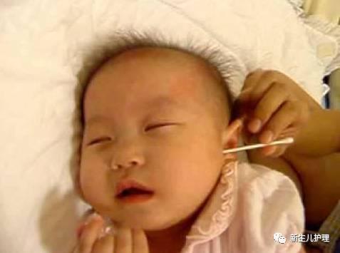 小孩掏耳朵视频,小手掏耳朵，萌态十足瞬间