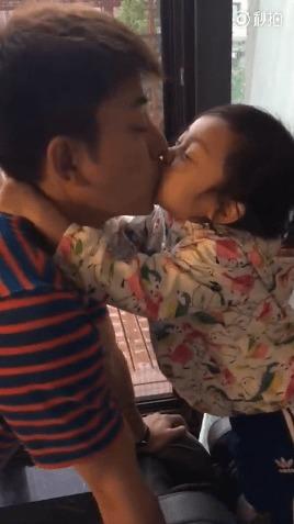 亲吻脖子视频,甜蜜亲吻脖子的温馨瞬间回顾