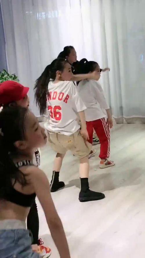 布娃娃舞蹈视频,跟随视频领略独特舞姿