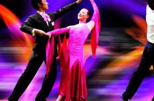 交谊舞慢三视频,共赴浪漫时光