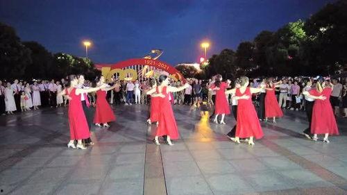 交谊舞慢三视频,共赴浪漫时光